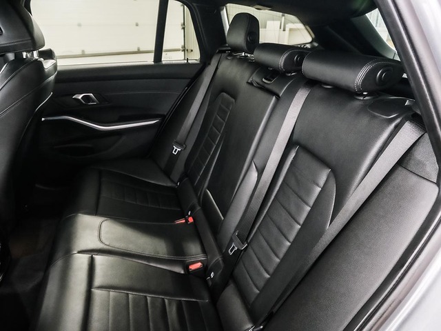 BMW Serie 3 330e Touring color Gris. Año 2024. 215KW(292CV). Híbrido Electro/Gasolina. En concesionario Oliva Motor Tarragona de Tarragona