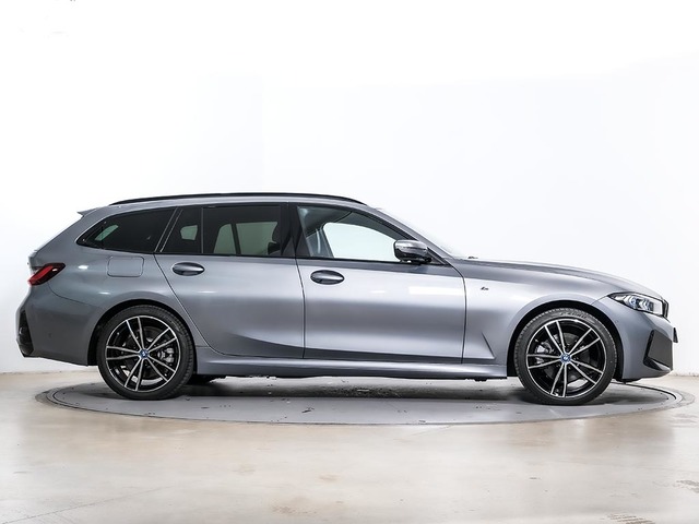 BMW Serie 3 330e Touring color Gris. Año 2024. 215KW(292CV). Híbrido Electro/Gasolina. En concesionario Oliva Motor Tarragona de Tarragona