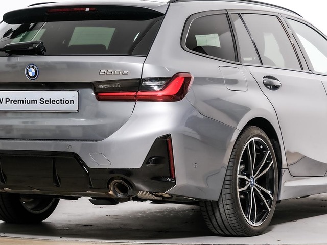 BMW Serie 3 330e Touring color Gris. Año 2024. 215KW(292CV). Híbrido Electro/Gasolina. En concesionario Oliva Motor Tarragona de Tarragona