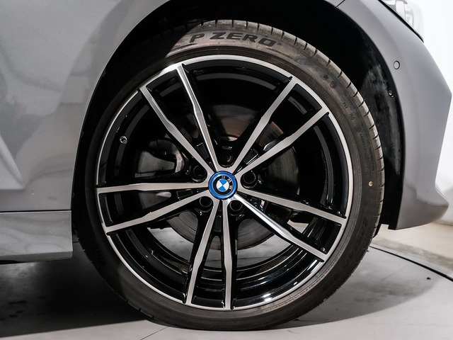 BMW Serie 3 330e Touring color Gris. Año 2024. 215KW(292CV). Híbrido Electro/Gasolina. En concesionario Oliva Motor Tarragona de Tarragona