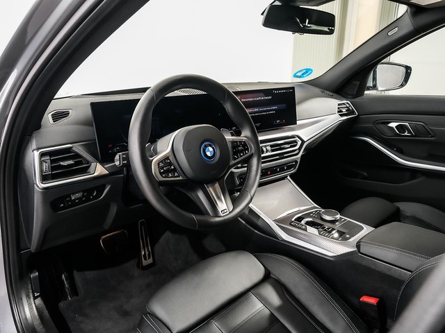 BMW Serie 3 330e Touring color Gris. Año 2024. 215KW(292CV). Híbrido Electro/Gasolina. En concesionario Oliva Motor Tarragona de Tarragona