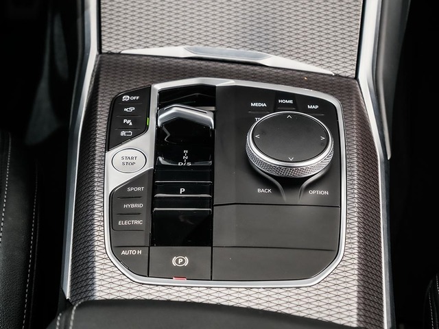 BMW Serie 3 330e Touring color Gris. Año 2024. 215KW(292CV). Híbrido Electro/Gasolina. En concesionario Oliva Motor Tarragona de Tarragona