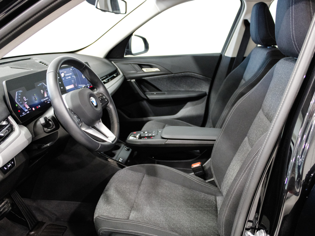 BMW X1 sDrive18i color Negro. Año 2024. 100KW(136CV). Gasolina. En concesionario Barcelona Premium -- GRAN VIA de Barcelona