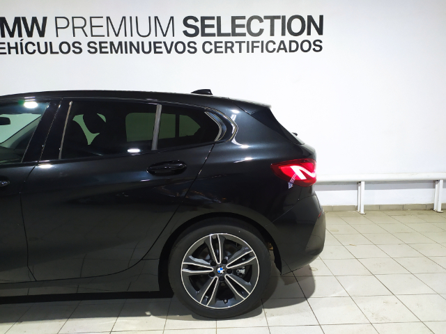 BMW Serie 1 118d color Negro. Año 2024. 110KW(150CV). Diésel. En concesionario Hispamovil Elche de Alicante