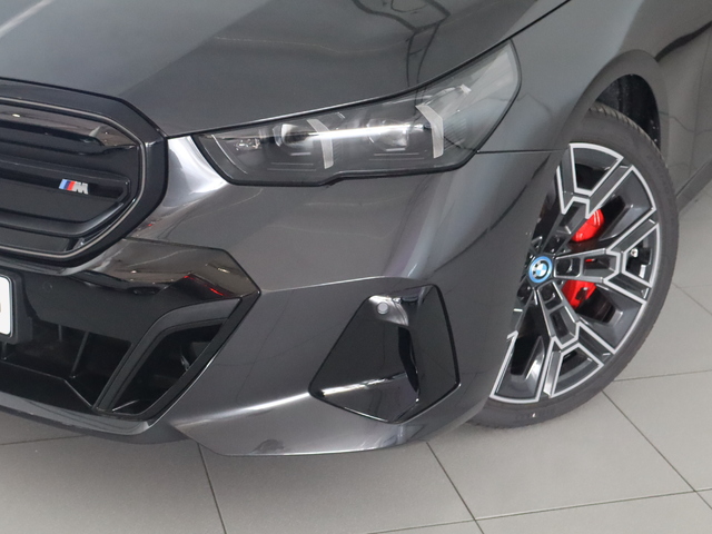 BMW i5 M60 color Gris. Año 2025. 442KW(601CV). Eléctrico. En concesionario Pruna Motor de Barcelona