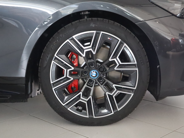 BMW i5 M60 color Gris. Año 2025. 442KW(601CV). Eléctrico. En concesionario Pruna Motor de Barcelona