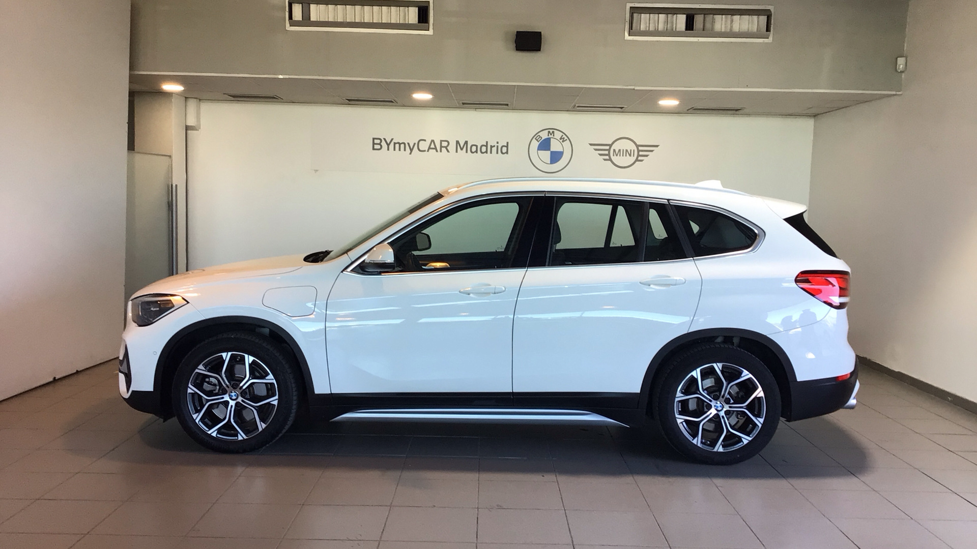 BMW X1 xDrive25e color Blanco. Año 2021. 162KW(220CV). Híbrido Electro/Gasolina. En concesionario BYmyCAR Madrid - Alcalá de Madrid