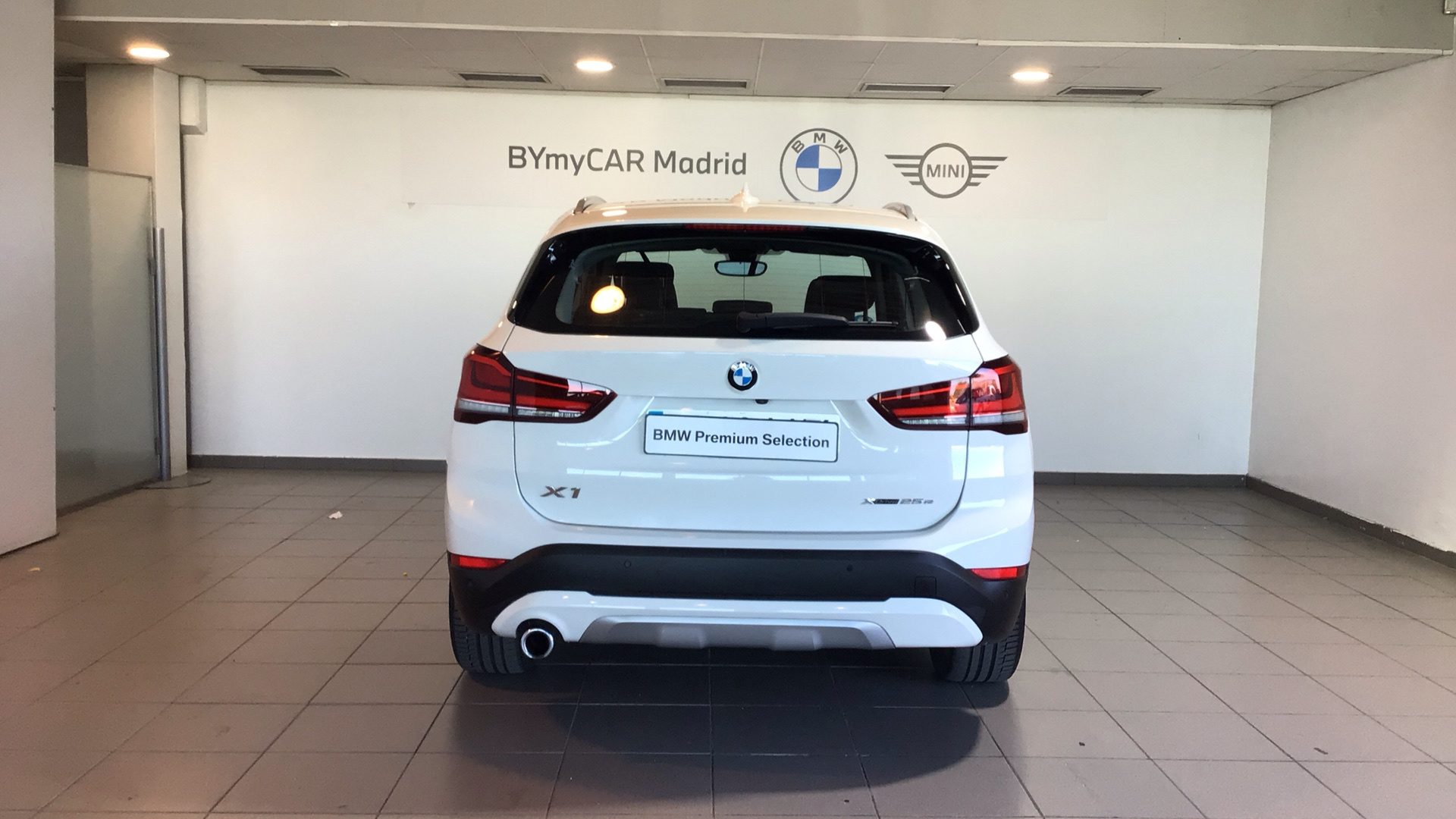 BMW X1 xDrive25e color Blanco. Año 2021. 162KW(220CV). Híbrido Electro/Gasolina. En concesionario BYmyCAR Madrid - Alcalá de Madrid