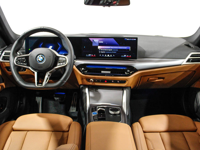 BMW i4 eDrive35 color Gris. Año 2025. 210KW(286CV). Eléctrico. En concesionario Barcelona Premium -- GRAN VIA de Barcelona
