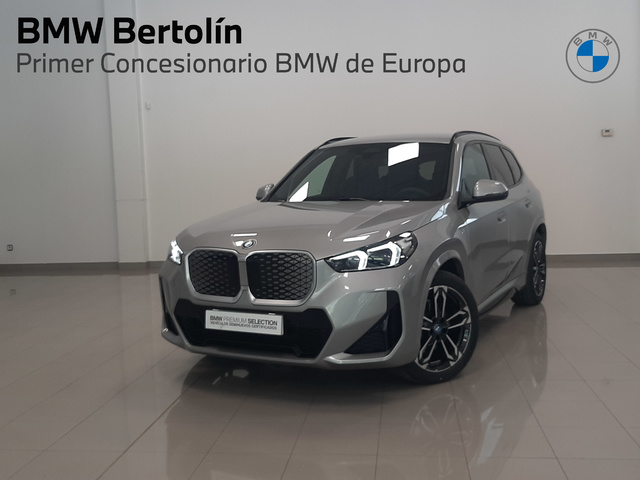 BMW iX1 eDrive20 color Gris Plata. Año 2025. 150KW(204CV). Eléctrico. En concesionario Automoviles Bertolin, S.L. de Valencia