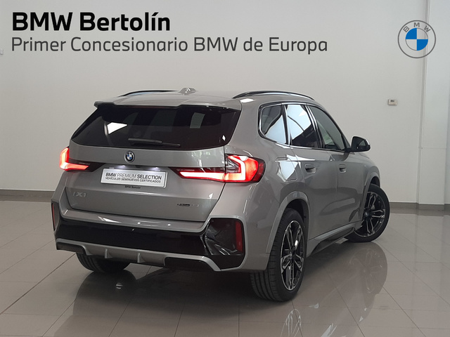 BMW iX1 eDrive20 color Gris Plata. Año 2025. 150KW(204CV). Eléctrico. En concesionario Automoviles Bertolin, S.L. de Valencia
