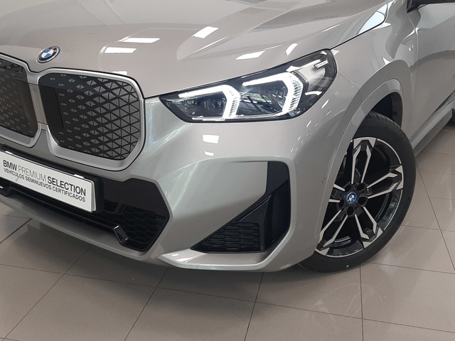 BMW iX1 eDrive20 color Gris Plata. Año 2025. 150KW(204CV). Eléctrico. En concesionario Automoviles Bertolin, S.L. de Valencia
