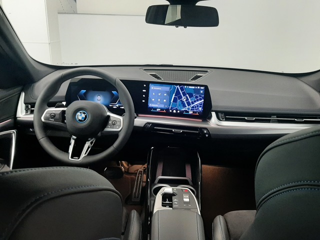 BMW iX1 eDrive20 color Gris Plata. Año 2025. 150KW(204CV). Eléctrico. En concesionario Automoviles Bertolin, S.L. de Valencia