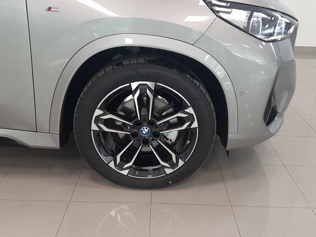 BMW iX1 eDrive20 color Gris Plata. Año 2025. 150KW(204CV). Eléctrico. En concesionario Automoviles Bertolin, S.L. de Valencia