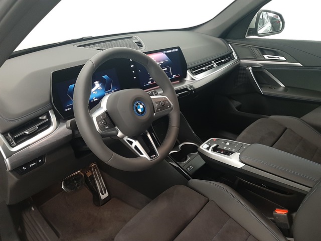 BMW iX1 eDrive20 color Gris Plata. Año 2025. 150KW(204CV). Eléctrico. En concesionario Automoviles Bertolin, S.L. de Valencia