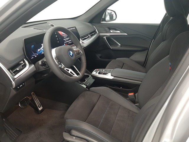 BMW iX1 eDrive20 color Gris Plata. Año 2025. 150KW(204CV). Eléctrico. En concesionario Automoviles Bertolin, S.L. de Valencia