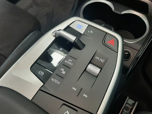 BMW iX1 eDrive20 color Gris Plata. Año 2025. 150KW(204CV). Eléctrico. En concesionario Automoviles Bertolin, S.L. de Valencia