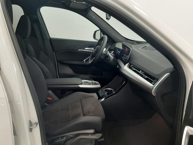 BMW iX1 eDrive20 color Blanco. Año 2025. 150KW(204CV). Eléctrico. En concesionario Automoviles Bertolin, S.L. de Valencia