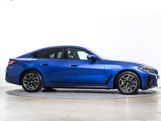 BMW i4 eDrive40 color Azul. Año 2024. 250KW(340CV). Eléctrico. En concesionario Oliva Motor Tarragona de Tarragona