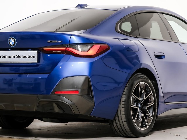 BMW i4 eDrive40 color Azul. Año 2024. 250KW(340CV). Eléctrico. En concesionario Oliva Motor Tarragona de Tarragona