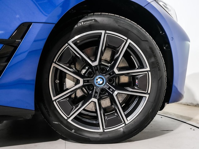 BMW i4 eDrive40 color Azul. Año 2024. 250KW(340CV). Eléctrico. En concesionario Oliva Motor Tarragona de Tarragona