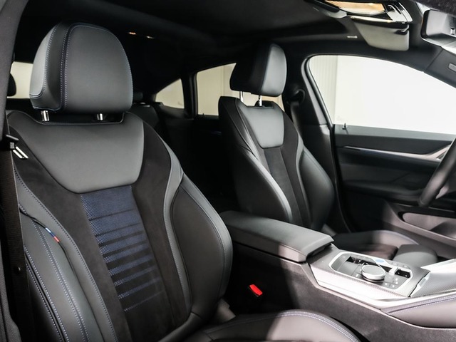 BMW i4 eDrive40 color Azul. Año 2024. 250KW(340CV). Eléctrico. En concesionario Oliva Motor Tarragona de Tarragona