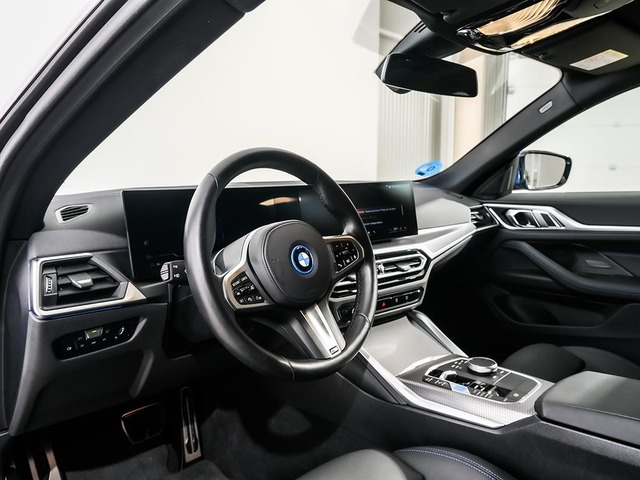 BMW i4 eDrive40 color Azul. Año 2024. 250KW(340CV). Eléctrico. En concesionario Oliva Motor Tarragona de Tarragona