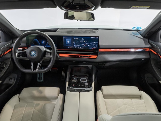 BMW i5 eDrive40 color Azul. Año 2023. 250KW(340CV). Eléctrico. En concesionario Oliva Motor Girona de Girona