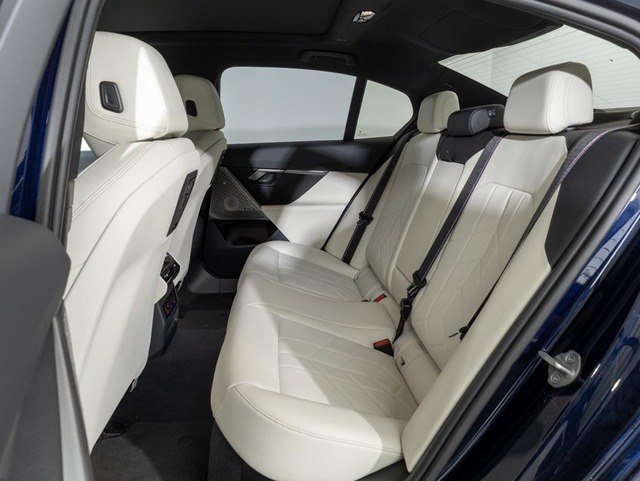 BMW i5 eDrive40 color Azul. Año 2023. 250KW(340CV). Eléctrico. En concesionario Oliva Motor Girona de Girona