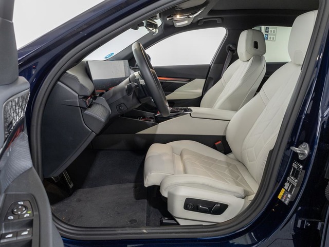 BMW i5 eDrive40 color Azul. Año 2023. 250KW(340CV). Eléctrico. En concesionario Oliva Motor Girona de Girona