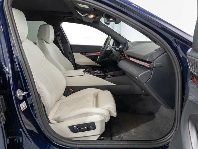 BMW i5 eDrive40 color Azul. Año 2023. 250KW(340CV). Eléctrico. En concesionario Oliva Motor Girona de Girona