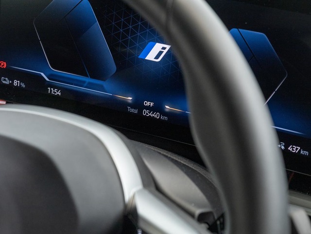 BMW i5 eDrive40 color Azul. Año 2023. 250KW(340CV). Eléctrico. En concesionario Oliva Motor Girona de Girona
