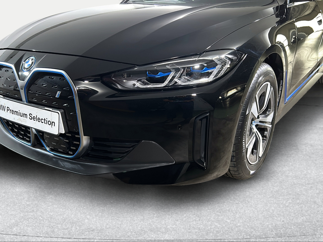 BMW i4 eDrive40 color Negro. Año 2022. 250KW(340CV). Eléctrico. En concesionario San Pablo Motor | Su Eminencia de Sevilla