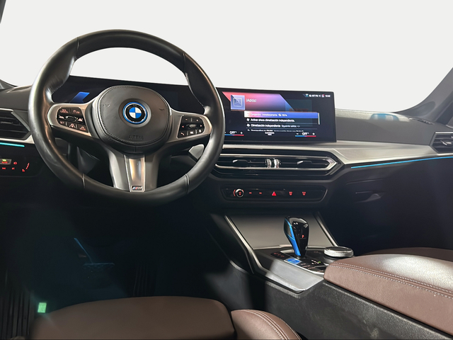BMW i4 eDrive40 color Negro. Año 2022. 250KW(340CV). Eléctrico. En concesionario San Pablo Motor | Su Eminencia de Sevilla