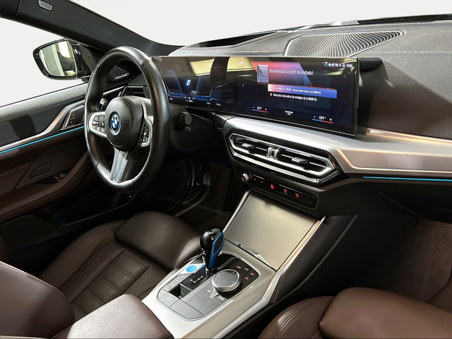 BMW i4 eDrive40 color Negro. Año 2022. 250KW(340CV). Eléctrico. En concesionario San Pablo Motor | Su Eminencia de Sevilla
