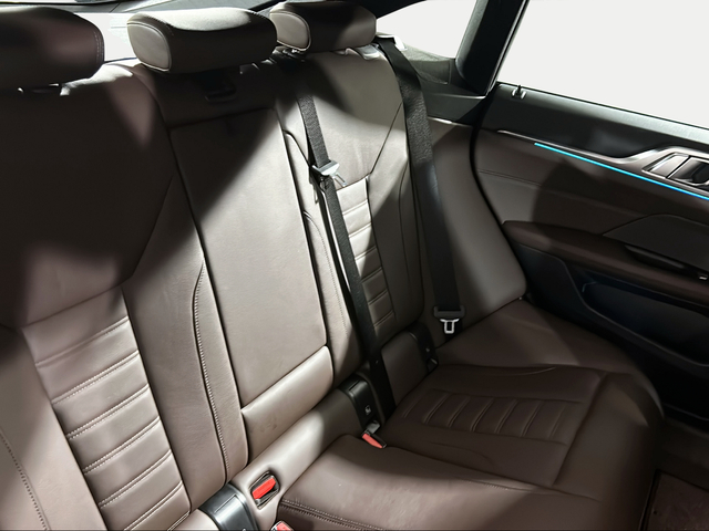 BMW i4 eDrive40 color Negro. Año 2022. 250KW(340CV). Eléctrico. En concesionario San Pablo Motor | Su Eminencia de Sevilla