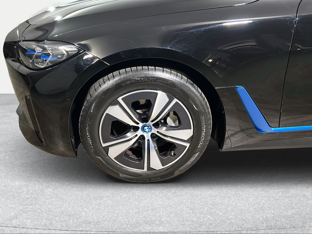 BMW i4 eDrive40 color Negro. Año 2022. 250KW(340CV). Eléctrico. En concesionario San Pablo Motor | Su Eminencia de Sevilla