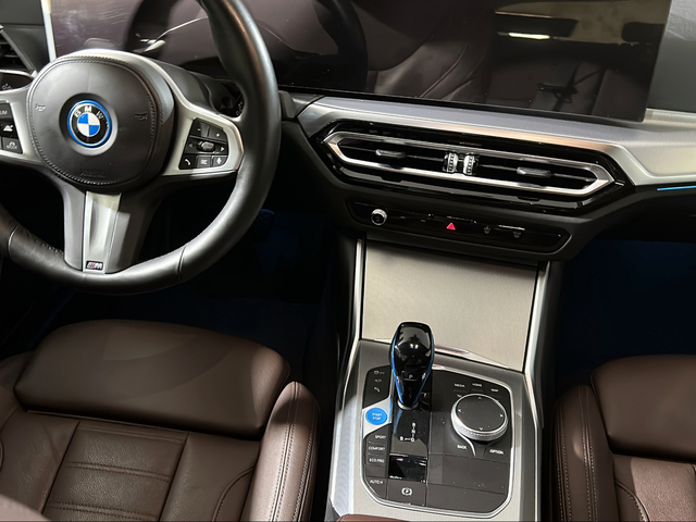 BMW i4 eDrive40 color Negro. Año 2022. 250KW(340CV). Eléctrico. En concesionario San Pablo Motor | Su Eminencia de Sevilla