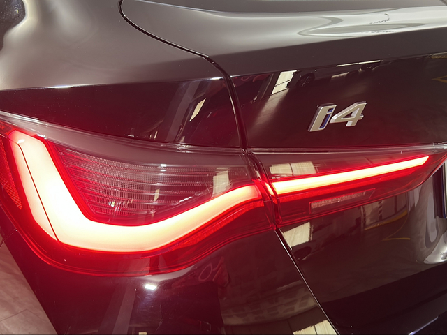 BMW i4 eDrive40 color Negro. Año 2022. 250KW(340CV). Eléctrico. En concesionario San Pablo Motor | Su Eminencia de Sevilla