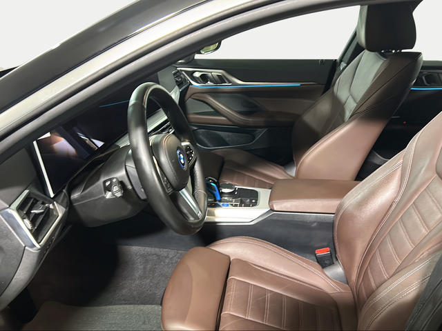BMW i4 eDrive40 color Negro. Año 2022. 250KW(340CV). Eléctrico. En concesionario San Pablo Motor | Su Eminencia de Sevilla