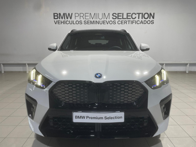 BMW iX2 eDrive20 color Blanco. Año 2025. 150KW(204CV). Eléctrico. En concesionario Hispamovil Elche de Alicante