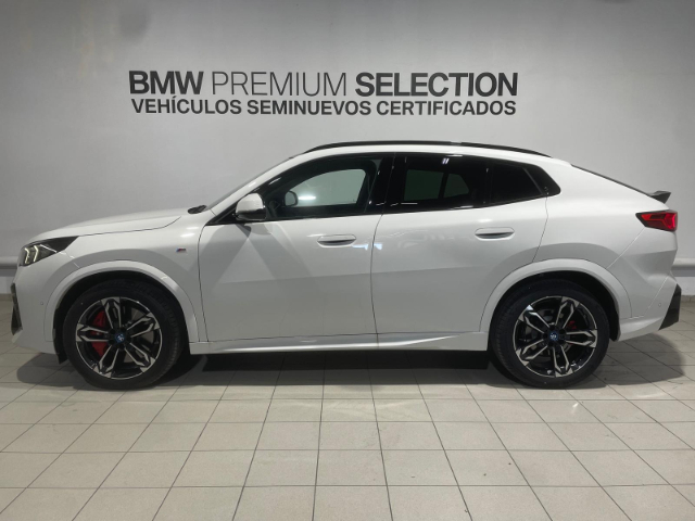 BMW iX2 eDrive20 color Blanco. Año 2025. 150KW(204CV). Eléctrico. En concesionario Hispamovil Elche de Alicante