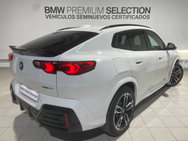 BMW iX2 eDrive20 color Blanco. Año 2025. 150KW(204CV). Eléctrico. En concesionario Hispamovil Elche de Alicante