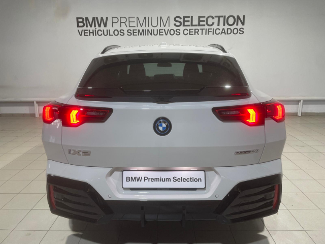 BMW iX2 eDrive20 color Blanco. Año 2025. 150KW(204CV). Eléctrico. En concesionario Hispamovil Elche de Alicante
