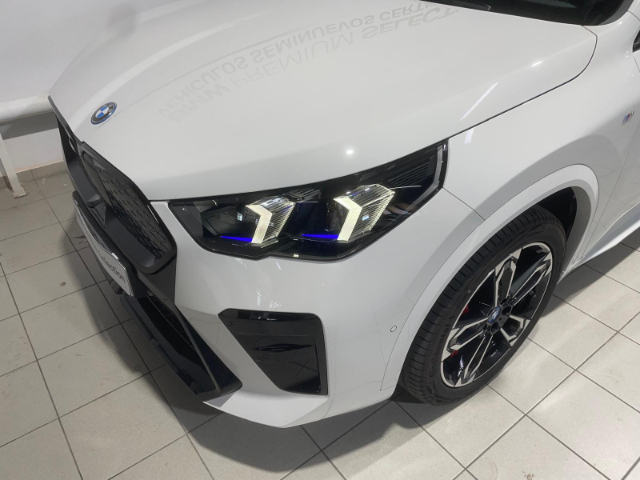 BMW iX2 eDrive20 color Blanco. Año 2025. 150KW(204CV). Eléctrico. En concesionario Hispamovil Elche de Alicante