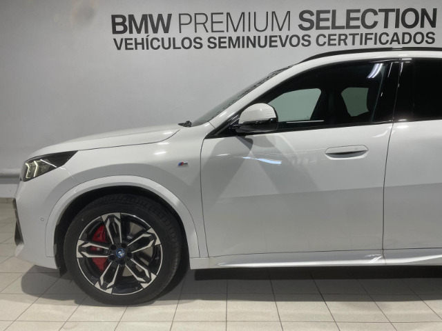 BMW iX2 eDrive20 color Blanco. Año 2025. 150KW(204CV). Eléctrico. En concesionario Hispamovil Elche de Alicante