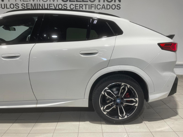 BMW iX2 eDrive20 color Blanco. Año 2025. 150KW(204CV). Eléctrico. En concesionario Hispamovil Elche de Alicante