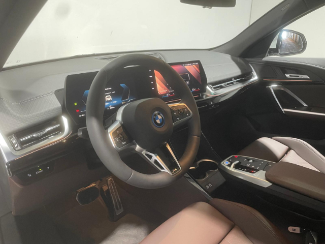 BMW iX2 eDrive20 color Blanco. Año 2025. 150KW(204CV). Eléctrico. En concesionario Hispamovil Elche de Alicante
