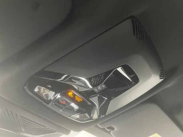 BMW iX2 eDrive20 color Blanco. Año 2025. 150KW(204CV). Eléctrico. En concesionario Hispamovil Elche de Alicante
