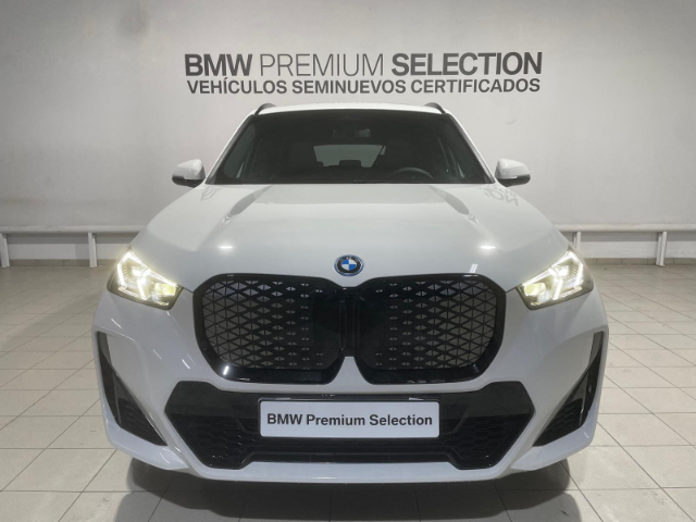 BMW iX1 eDrive20 color Blanco. Año 2025. 150KW(204CV). Eléctrico. En concesionario Hispamovil Elche de Alicante